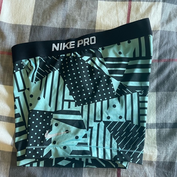 CLOSET CLEAN OUT - Picture 13 of 16